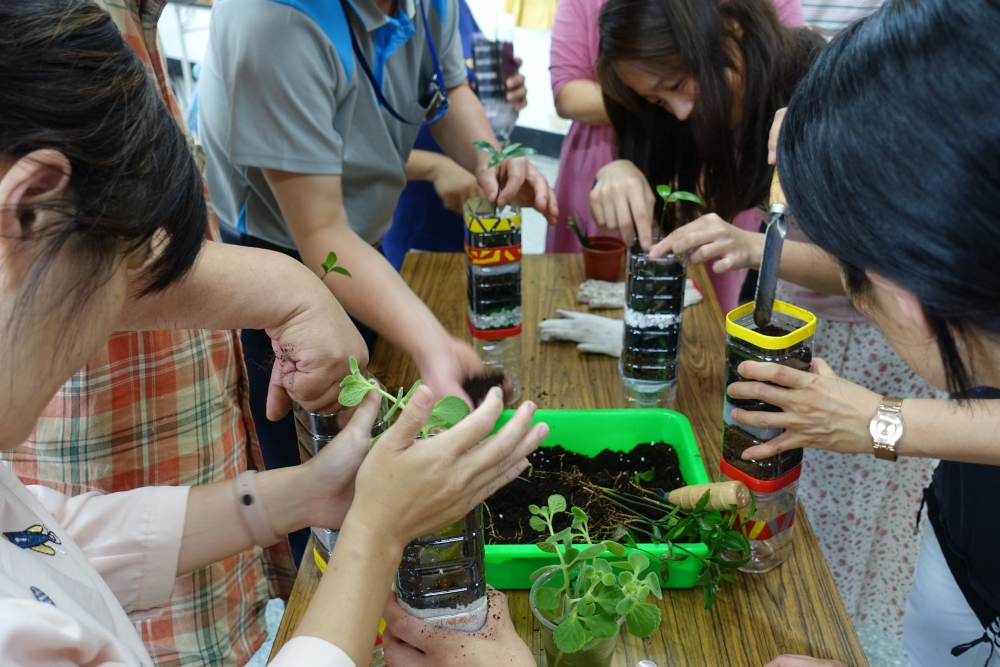 桃園市復興區長興國小的14名教師在第2次教師研習中，體驗製作盆栽濾水器。