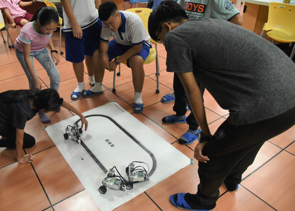 國中學生進行樂高循跡機器人競賽