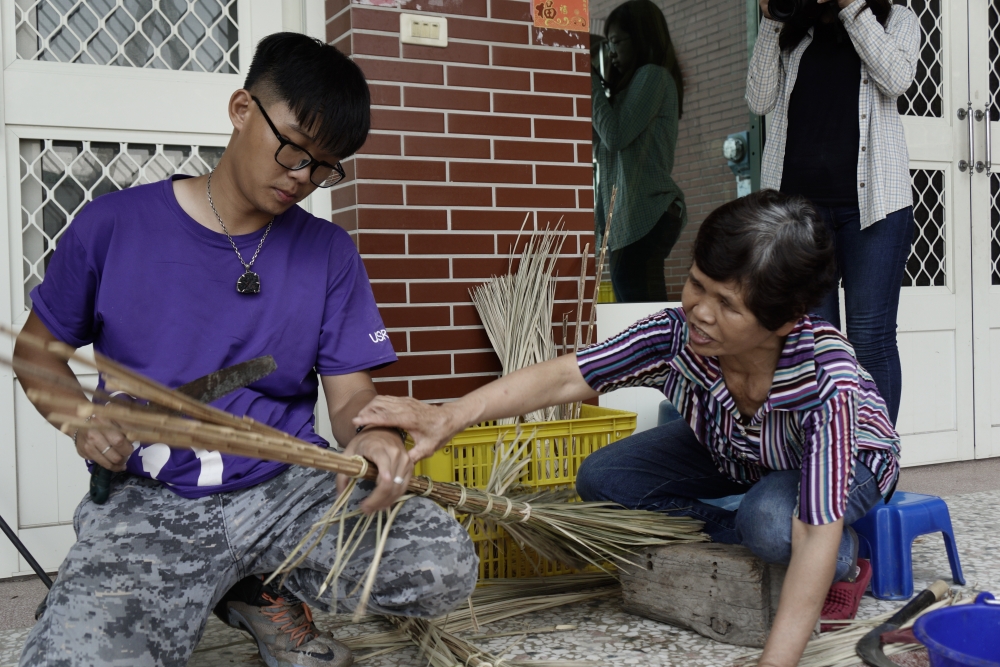 學生向社區工藝達人學習山棕掃把的製作工藝